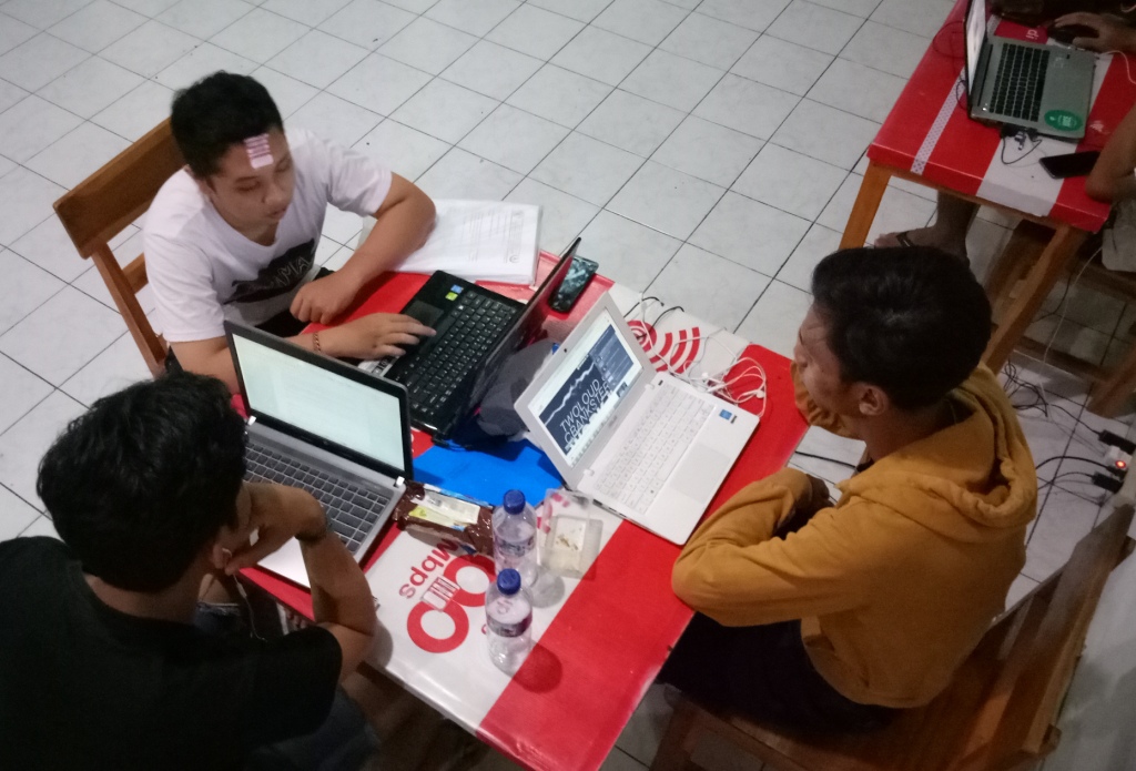 Dan Semua Berubah Ketika Tugas Kuliah Menyerang...