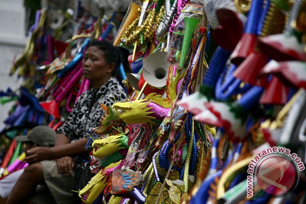 “Om Telolet Om” Mungkin Rencana Tuhan di Tahun Baru - Tapi Pedagang Terompet tak Ngerti...