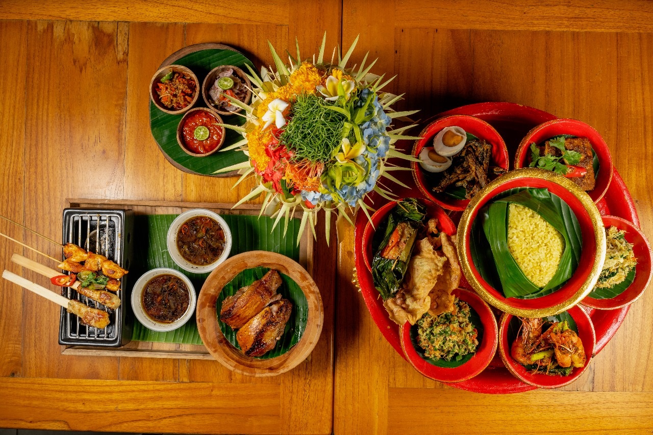 Ketika Wisatawan Menikmati Masakan Bali dengan Konsep “Bali Medulang” di Griya Santrian Hotel Sanur
