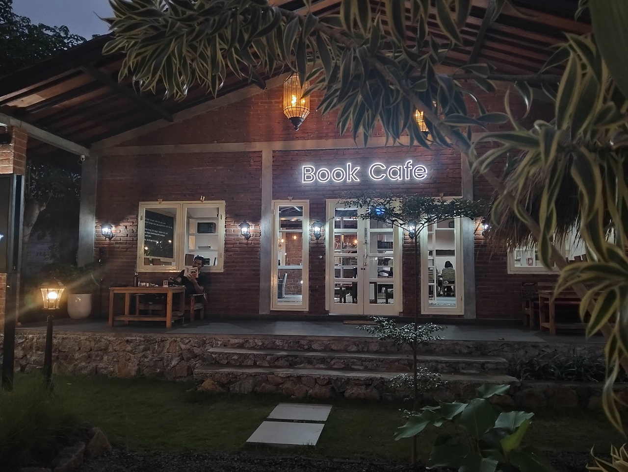 Book Café Halaman Belakang di Singaraja -- Cocok untuk Baca Buku, juga Main Game di Toilet