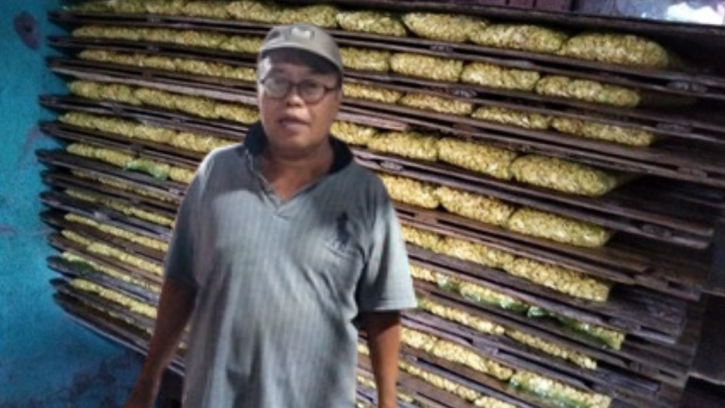 Hairudin dari Pesisir Buleleng, Lestarikan Cara Tradisional Membuat Tempe di Era Modern