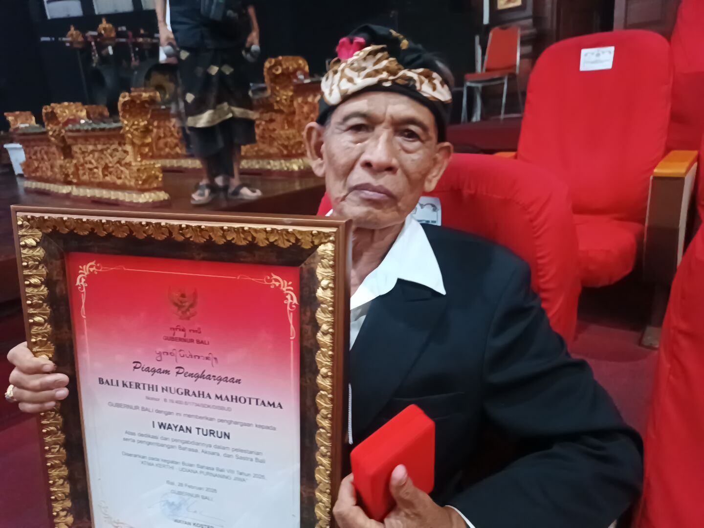 Penghargaan 'Bali Kerti Bhuana Mahottama' untuk I Wayan Turun yang Telah Menulis Lebih dari 100 Karya Sastra