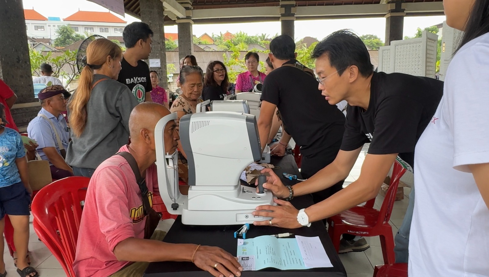 'Vision for All' Hadirkan Penglihatan Lebih Jelas, 1000 Kacamata Resep bagi Warga Jimbaran