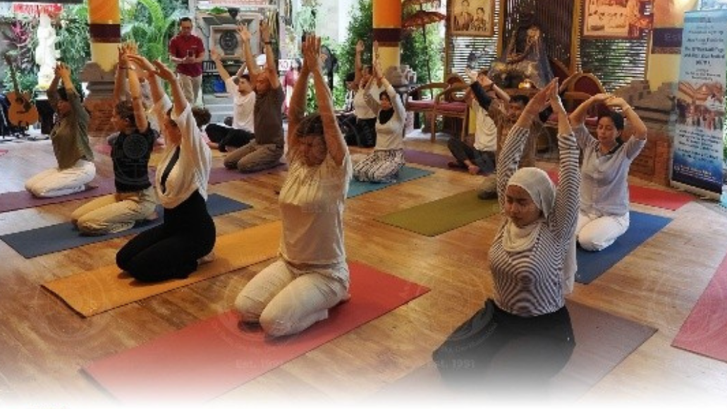 Dari Perayaan Hari Yoga Sedunia di Anand Ashram Ubud: Dari Kedamaian Diri Menuju Harmoni Dunia   