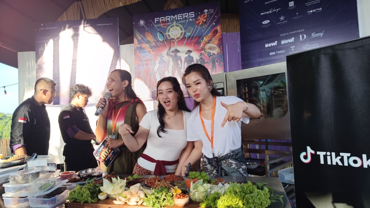 Ketika Veni Calista dan Jesselyn Lauwreen Mengulek Sambal di Ubud Food Festival 2026