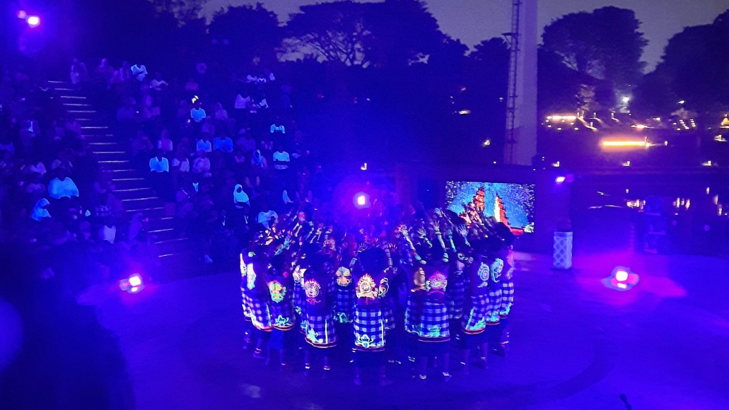 'The Mystical Kecak Dance Glow in The Dark' di TMII ---Cahaya Menghidupkan Hanoman Duta